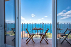 “CIELO E MARE”, CASETTA NEL CUORE DEL BORGO ANTICO / “SKY & SEA”, CHARMING IN THE HEART OF OLD VILLAGE Castelsardo